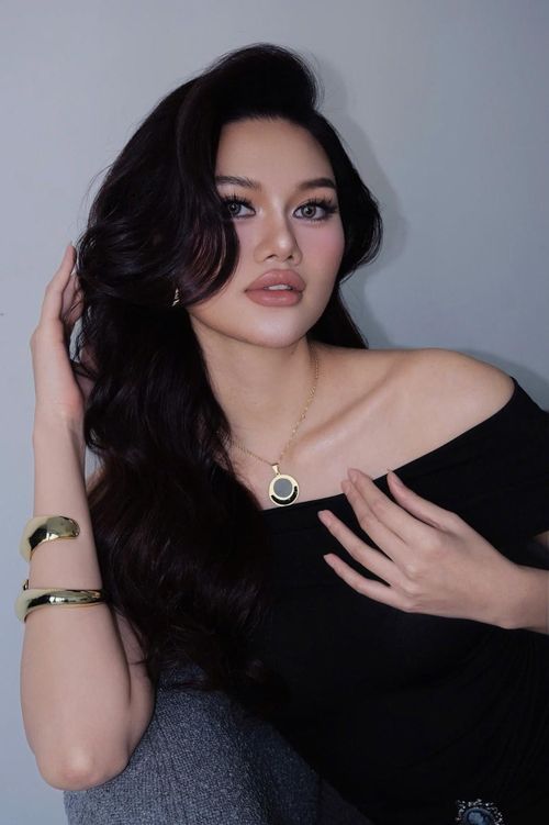 Cô là gương mặt quen thuộc của nhiều hãng thời trang.