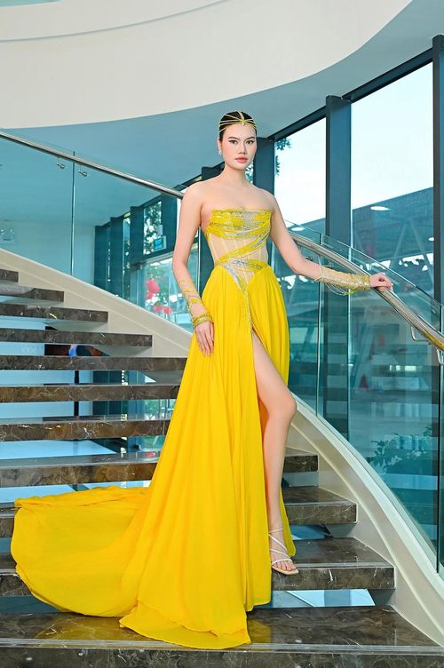 Cô trở thành một trong những người mẫu gây được chú ý trên sàn catwalk hiện nay.