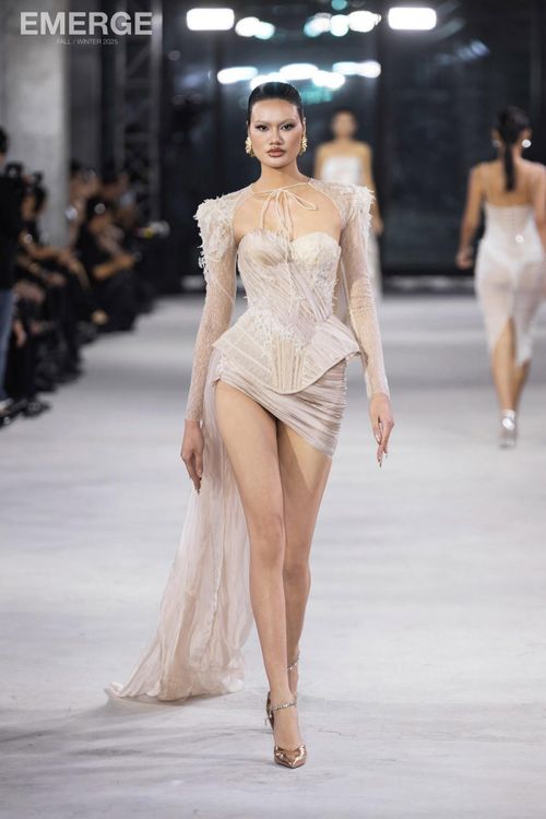 Minh Huệ nổi bật trên sàn catwalk.
