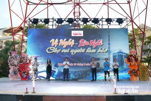 Các đại biểu thực hiện nghi thức khai mạc Chương trình Gala "Vị Nghệ - Lửa nghề". Ảnh: Tuấn Khang