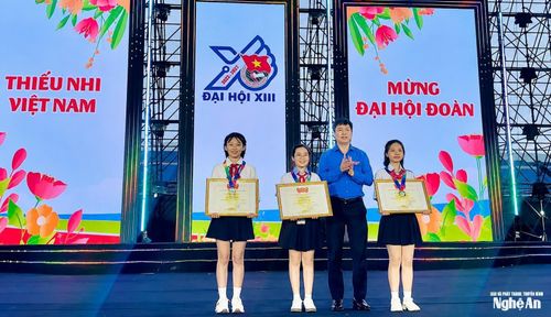 Em Đậu Khánh Thy - Lớp 6A, Trường THCS Cao Xuân Huy, xã Diễn Châu (thứ 2 từ trái sang) đã xuất sắc đoạt giải Nhất tại chương trình "Vươn cao ước mơ". Ảnh: NVCC