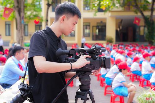 Phóng viên Sĩ Hoàng đảm nhiệm cùng lúc nhiều phần việc như quay phim, ghi âm, chụp ảnh... trong cùng một sự kiện.