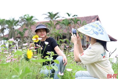 Ngày càng có nhiều người trẻ tham gia sáng tạo nội dung, giới thiệu các điểm đến. Ảnh: Nguyễn Liễu.