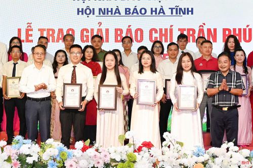 Phóng viên Tuệ Trang (hàng đầu, thứ 3 từ trái qua) cùng các đồng nghiệp nhận giải B, Giải Báo chí Trần Phú năm 2025.