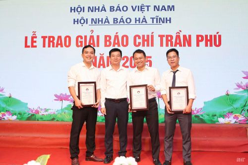 PV Tiến Hiệp (ngoài cùng bên phải) cùng một số phóng viên thường trú tại Hà Tĩnh trong lễ trao giải Báo chí Trần Phú năm 2025 vừa qua.