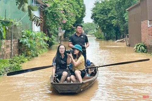 Nhóm phóng viên Báo và phát thanh, truyền hình Hà Tĩnh tác nghiệp tại vùng lũ Cẩm Xuyên năm 2025.