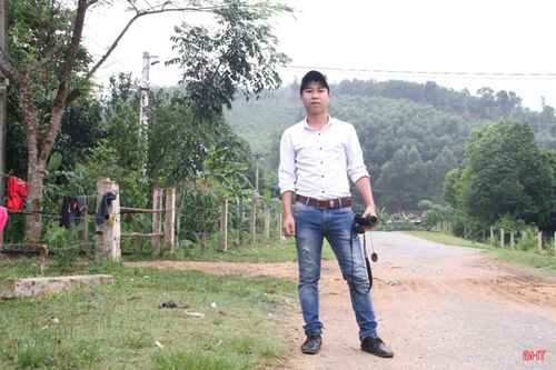 Phóng viên Tiến Hiệp (Báo Giáo dục và Thời đại) trong chuyến tác nghiệp ở bản Rào Tre (xã Phúc Trạch). Ảnh: NVCC