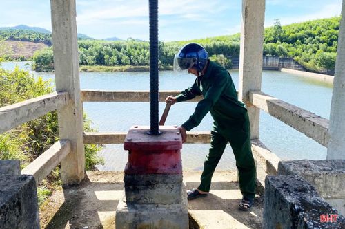 Cán bộ kỹ thuật và công nhân thuộc Cụm Sông Tiêm (Công ty TNHH MTV Thủy lợi Hà Tĩnh) nỗ lực điều tiết nguồn nước cho gần 500 ha lúa hè thu thuộc các vùng khó tưới và có nguy cơ xảy ra hạn hán.