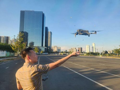 Nhà báo Thạc Hiếu dùng flycam để chụp phong cảnh TP Hồ Chí Minh đôỉmới sau 50 năm Giải phóng.