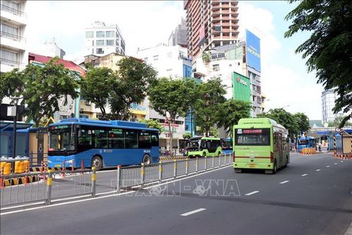 TP Hồ Chí Minh khuyến khích người dân sử dụng vận tải hành khách công cộng. Ảnh: Tiến Lực/TTXVN