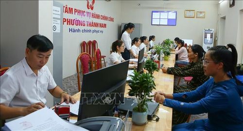 Người dân tới Trung tâm Phục vụ hành chính công phường Thành Nam (Ninh Bình) để giải quyết thủ tục hành chính. Ảnh: Công Luật/TTXVN