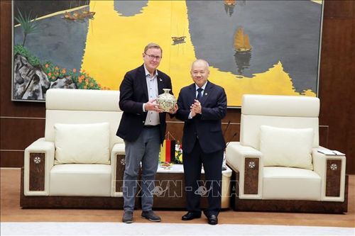 Chủ tịch UBND thành phố Hải Phòng Đỗ Thành Trung (phải) tặng quà lưu niệm cho Phó Chủ tịch Quốc hội Cộng hòa Liên bang Đức Bodo Ramelow. Ảnh: Mạnh Tú/TTXVN