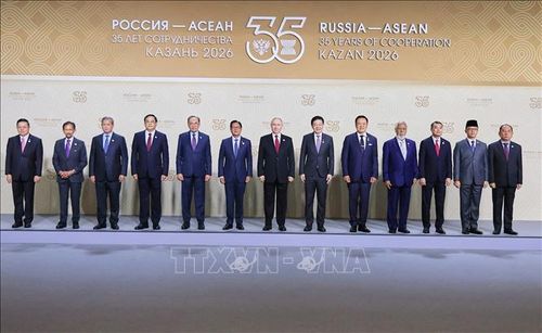 Tổng thống Nga Vladimir Putin đón Thủ tướng Chính phủ Lê Minh Hưng và Trưởng đoàn các nước tham dự Hội nghị Cấp cao Kỷ niệm 35 năm quan hệ ASEAN - Nga. Ảnh: Dương Giang/TTXVN