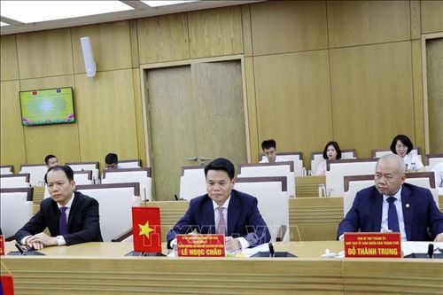 Ủy viên Trung ương Đảng, Bí thư Thành ủy Hải Phòng Lê Ngọc Châu (giữa) phát biểu tại buổi làm việc với Ủy viên Bộ Chính trị Đảng Nhân dân cách mạng Lào, Phó Thủ tướng Chính phủ, Bộ trưởng Bộ Tư pháp nước Lào Khăm-phăn Phôm-ma-thắt cùng đoàn công tác. Ảnh: Mạnh Tú/TTXVN.
