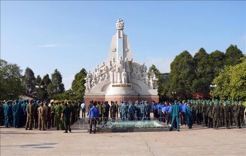 Cán bộ, chiến sĩ, đoàn viên, thanh niên các lực lượng vũ trang tham gia lễ dâng hương tại Tượng đài Chiến khu Vĩnh Lợi trong Ngày hoạt động cao điểm “20 năm Hành quân xanh - Dấu chân tình nguyện, vì nhân dân phục vụ”.