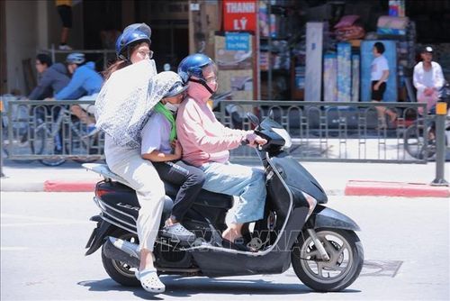 Che chắn chống nắng cho trẻ khi phải di chuyển ngoài trời.