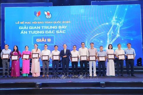 Ban tổ chức trao Giải B cho các "Gian trưng bày ấn tượng đặc sắc". Ảnh: Minh Quyết/TTXVN