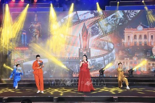 Tiết mục văn nghệ chào mừng. Ảnh: Minh Quyết/TTXVN