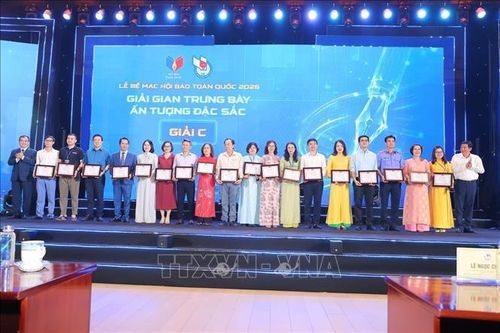 Ban tổ chức trao Giải C cho các "Gian trưng bày ấn tượng đặc sắc". Ảnh: Minh Quyết/TTXVN