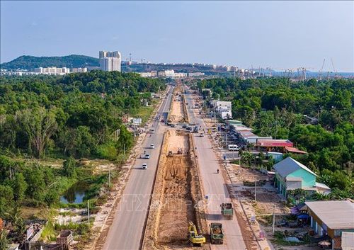 Công nhân thi công tuyến đường ĐT.975 và LRT trên đảo Phú Quốc (An Giang). Ảnh: TTXVN phát