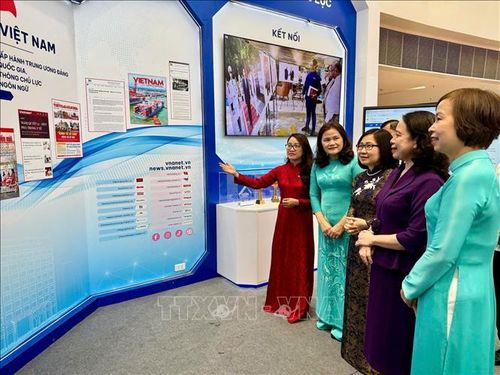 Phó Chủ tịch nước Võ Thị Ánh Xuân tham quan gian trưng bày của TTXVN tại Hội Báo toàn quốc 2026. Ảnh: TTXVN