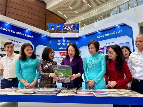 Phó Chủ tịch nước Võ Thị Ánh Xuân tham quan gian trưng bày của TTXVN tại Hội Báo toàn quốc 2026. Ảnh: TTXVN