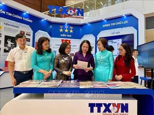 Phó Chủ tịch nước Võ Thị Ánh Xuân tham quan gian trưng bày của TTXVN tại Hội Báo toàn quốc 2026. Ảnh: TTXVN