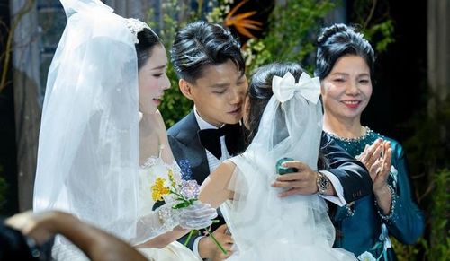 Khoảnh khắc thiêng liêng, ngọt ngào của Văn Thanh và con gái riêng của vợ tại đám cưới.