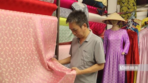 Mỗi đường nét hoa văn trên tấm lụa Vạn Phúc là tâm huyết và sự tỉ mỉ của người nghệ nhân.