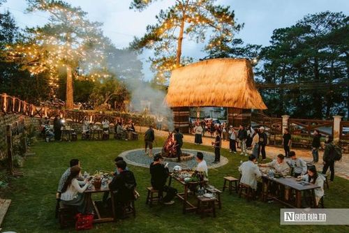 Ông Đinh Văn Tuấn - Phó Chủ tịch UBND tỉnh Lâm Đồng cho biết, những kết quả đạt được trong 6 tháng đầu năm 2026 cho thấy ngành du lịch tiếp tục duy trì đà tăng trưởng tích cực, lượng khách, doanh thu, hệ thống cơ sở lưu trú, dịch vụ du lịch đều có sự tăng trưởng, phản ánh chuyển biến của ngành sau khi tỉnh Lâm Đồng mới được hình thành.
