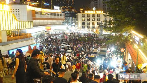 Chợ đêm Đà Lạt thu hút khách du lịch.