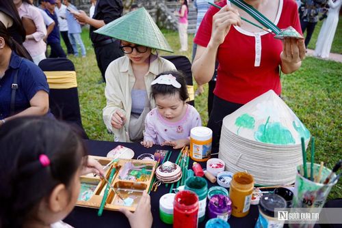 Đông đảo người dân và du khách tham quan, check-in tại khu vực Đảo Bồng Lai, nơi tái hiện vẻ đẹp của “sen ngự” gắn với không gian cung đình triều Nguyễn.