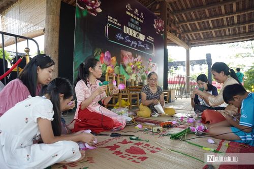 Hoạt động làm hoa sen giấy Thanh Tiên và trải nghiệm sản xuất tinh dầu sen mang đến cơ hội để người dân, du khách khám phá những giá trị văn hóa bản địa và nghề thủ công truyền thống của xứ Huế.