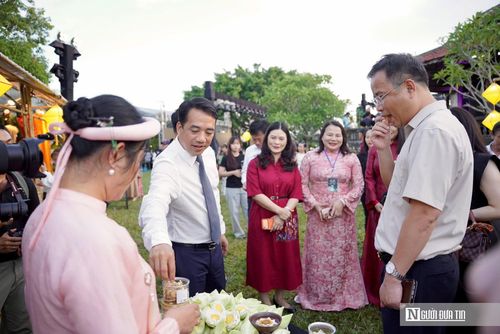 Giữa khung cảnh cổ kính của thắng cảnh Hồ Tịnh Tâm, các tiểu cảnh nghệ thuật, hệ thống ánh sáng và không gian sắp đặt lấy cảm hứng từ hoa sen tạo nên điểm nhấn độc đáo trong khuôn khổ Festival Huế 2026.