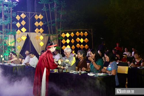 Chương trình nghệ thuật kết hợp trải nghiệm ẩm thực “Thức Thủy Show” là điểm nhấn của Ngày hội Sen Huế 2026, với sự hòa quyện giữa âm nhạc, ánh sáng và nghệ thuật ẩm thực từ sen.