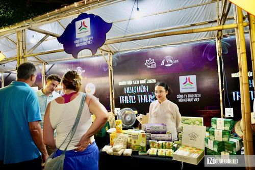 Các gian hàng giới thiệu đa dạng sản phẩm chế biến từ sen như trà sen, bánh sen, mứt sen cùng nhiều đặc sản, quà lưu niệm và sản phẩm thủ công mỹ nghệ mang đậm dấu ấn văn hóa Huế.