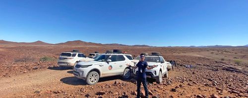 Anh Lê Hùng cùng hành trình lái xe xuyên sa mạc Namibia trên chiếc SUV địa hình Land Rover
