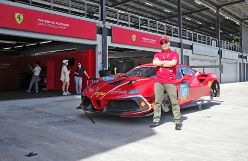 Anh Nguyễn Mạnh Thắng trong một lần lái thử siêu xe ở trường đua Sepang (Malaysia).