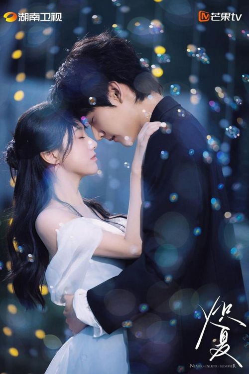Xích Hạ mang đến câu chuyện thanh xuân kéo dài một thập kỷ với nhiều cung bậc yêu thương và tiếc nuối. Ảnh: Mango TV