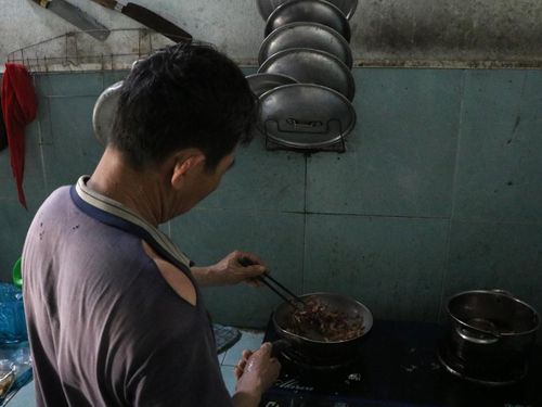 Chiếc áo đã sờn vai theo năm tháng mưu sinh của người cha một mình nuôi hai con ăn học.