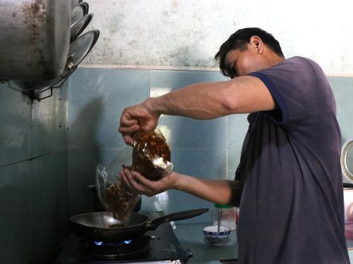 Vừa làm cha, vừa làm mẹ, căn bếp nhỏ đã trở thành nơi ông Tám gửi gắm yêu thương cho hai con trai suốt nhiều năm qua.