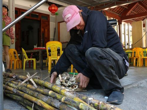 Bó mía mang về sau giờ làm vất vả không chỉ là món quà giản dị dành cho con, mà còn là vị ngọt lành của tình cha được chắt chiu từ những ngày lao động nhọc nhằn.