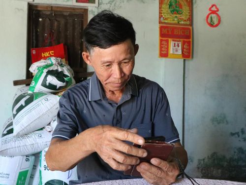 Chiếc điện thoại thông minh do con gái mua giúp ông Lâm kết nối với con cháu, xem tin tức dễ dàng hơn trong cuộc sống thường ngày.