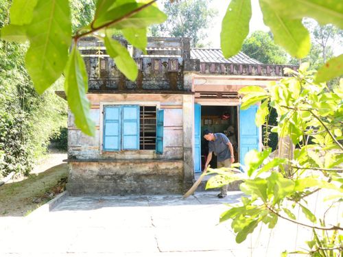 Không còn những chuyến xe chở củi hay những ngày lao động nhọc nhằn, niềm vui tuổi già của ông Lâm giờ đây là chăm chút ngôi nhà nhỏ và đón con cháu về quây quần mỗi dịp cuối tuần.