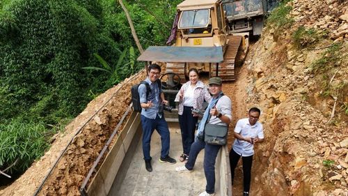 Cùng các phóng viên báo chí đến với những vùng khó khăn nơi những người thợ điện đang xây dựng những công trình
