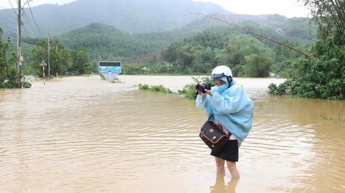 Ghi chép trên dặm dài tác nghiệp không chỉ là tư liệu báo chí, mà là hành trình nuôi dưỡng cảm xúc để tôi trưởng thành hơn, tốt hơn mỗi ngày. Ảnh: Bình An