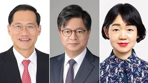 (Từ trái sang) Tân Cố vấn trưởng phụ trách truyền thông - quan hệ công chúng Seong Ki-hong, tân Cố vấn trưởng phụ trách dân chính Han Chan-sik và tân Cố vấn trưởng phụ trách xã hội Kim Kyung-ja. Ảnh: Yonhap.