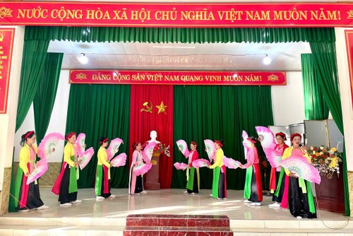 Hội trường nhà văn hóa thôn, tổ dân phố với những buổi sinh hoạt của các câu lạc bộ văn hóa, văn nghệ.