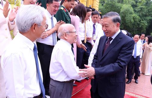 Tổng Bí thư, Chủ tịch nước Tô Lâm gặp mặt 101 nhà báo tiêu biểu, đoạt Giải Báo chí Quốc gia qua các năm, nhân dịp Kỷ niệm 101 năm Ngày Báo chí cách mạng Việt Nam - Ảnh: TTXVN