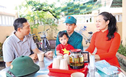Đồng chí Nguyễn Việt Oanh, Phó Bí thư Tỉnh ủy, Chủ tịch HĐND tỉnh thăm hộ dân trên đảo Đá Tây A.